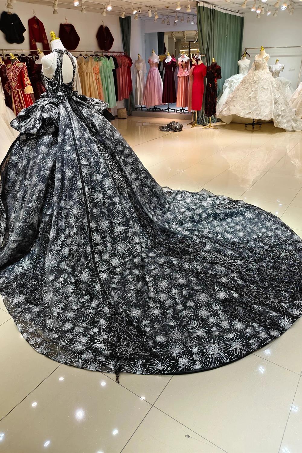 Vestido de Noiva Preto Dramático com Decote Halter, Saia Rodada, Bordado de Lantejoulas em Forma de Fogo de Artifício e Borlas com Contas Ye-2035