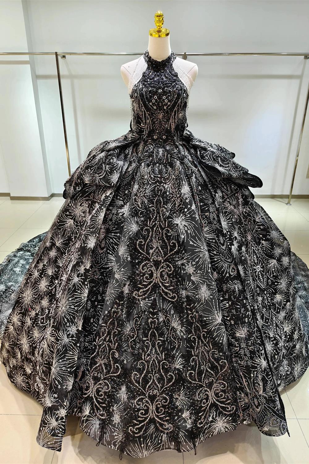 Vestido de Noiva Preto Dramático com Decote Halter, Saia Rodada, Bordado de Lantejoulas em Forma de Fogo de Artifício e Borlas com Contas Ye-2035