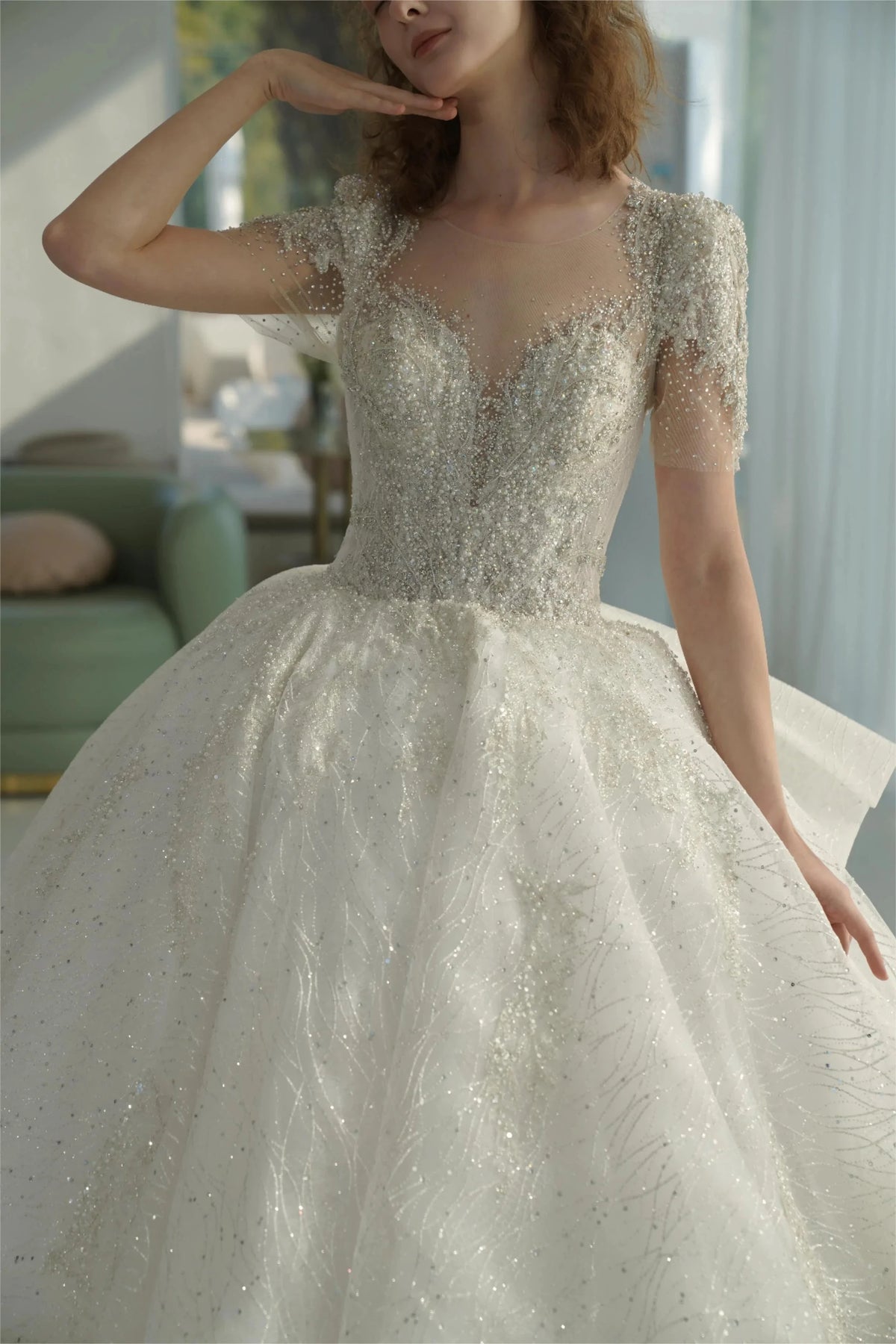 Vestido de Noiva Luminoso com Saia Rodada, Decote Ilusão, Tule, Bordado com Miçangas de Cristal e Cauda com Laço nas Costas Q-6023