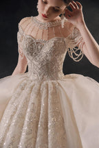 Glamouröses Ballkleid mit Illusion-Ausschnitt, Perlen- und Spitzenbesatz, Fransen und Rüschenschleppe – Hochzeitskleid E-307