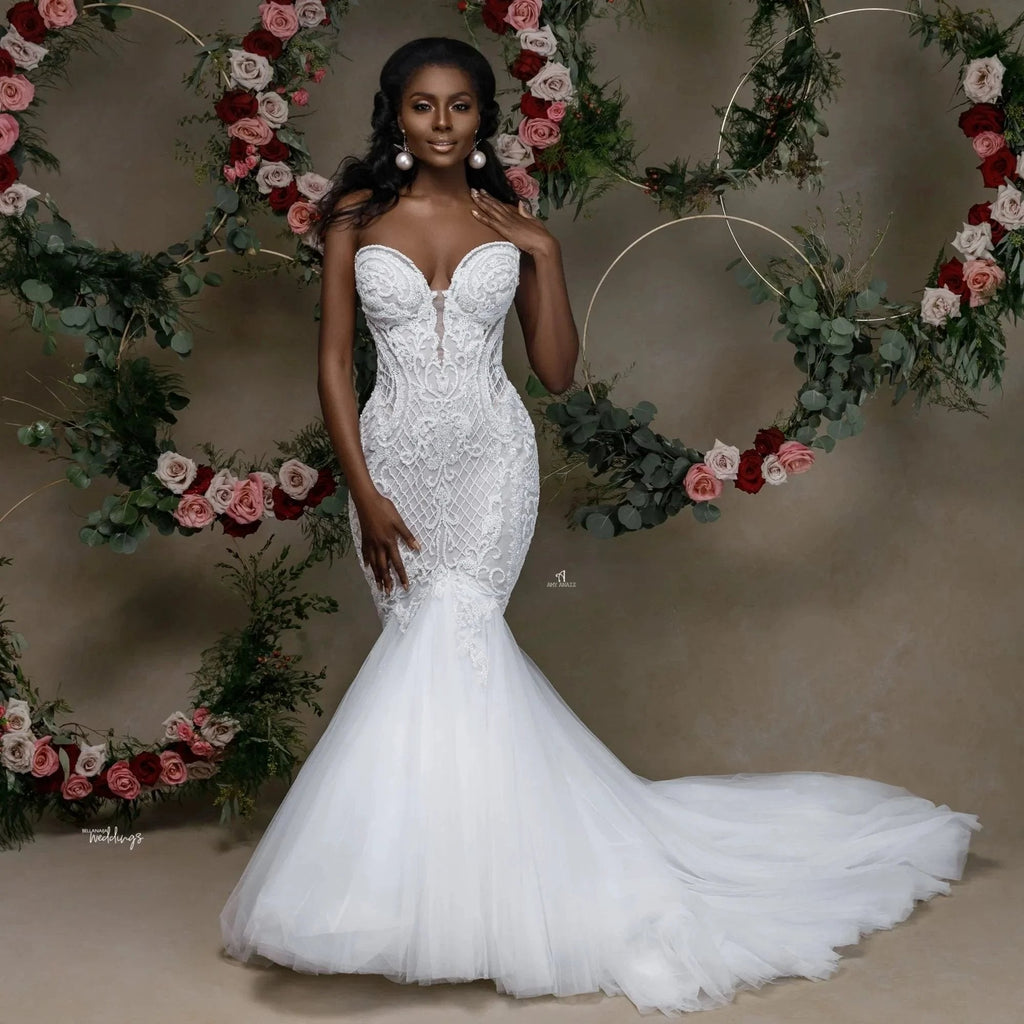 Hermoso vestido de novia de sirena con encaje y escote corazón sin tirantes y apliques