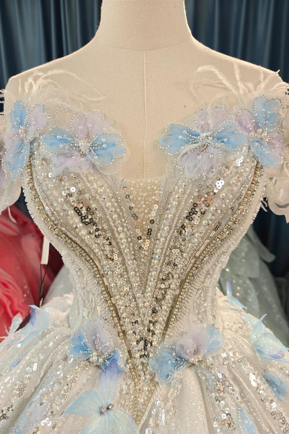 Robe de mariée éthérée à épaules dénudées, jupon bouffant avec tulle à paillettes, fleurs pastel en relief 3D et accents de plumes Ye-2028