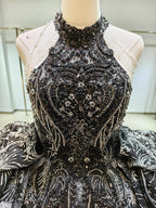 Vestido de Noiva Preto Dramático com Decote Halter, Saia Rodada, Bordado de Lantejoulas em Forma de Fogo de Artifício e Borlas com Contas Ye-2035