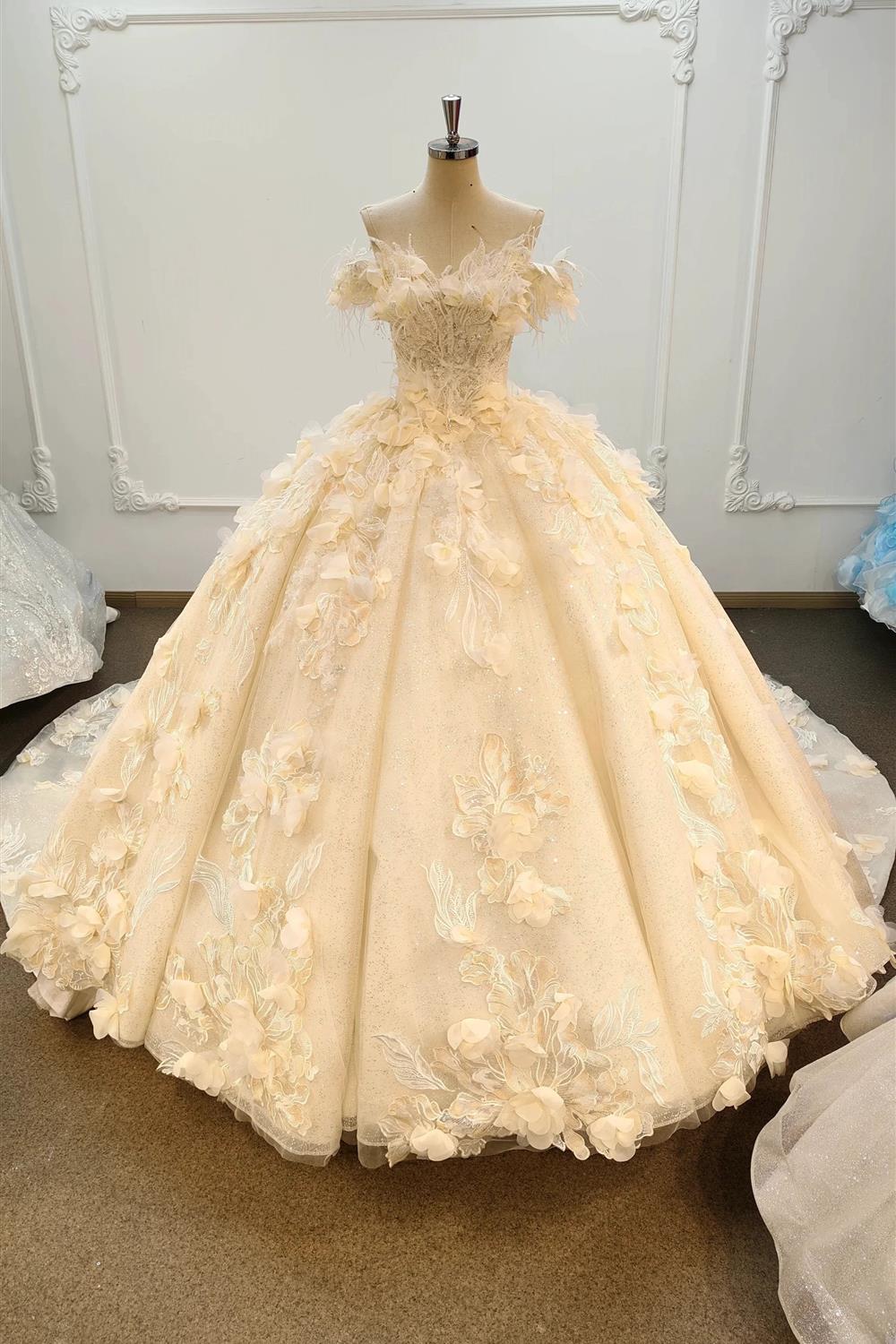 Vestido de Noiva Etéreo com Decote Ombro a Ombro, Saia Rodada, Aplicações Florais 3D, Contas de Pérola e Tule Brilhante Ye-2038