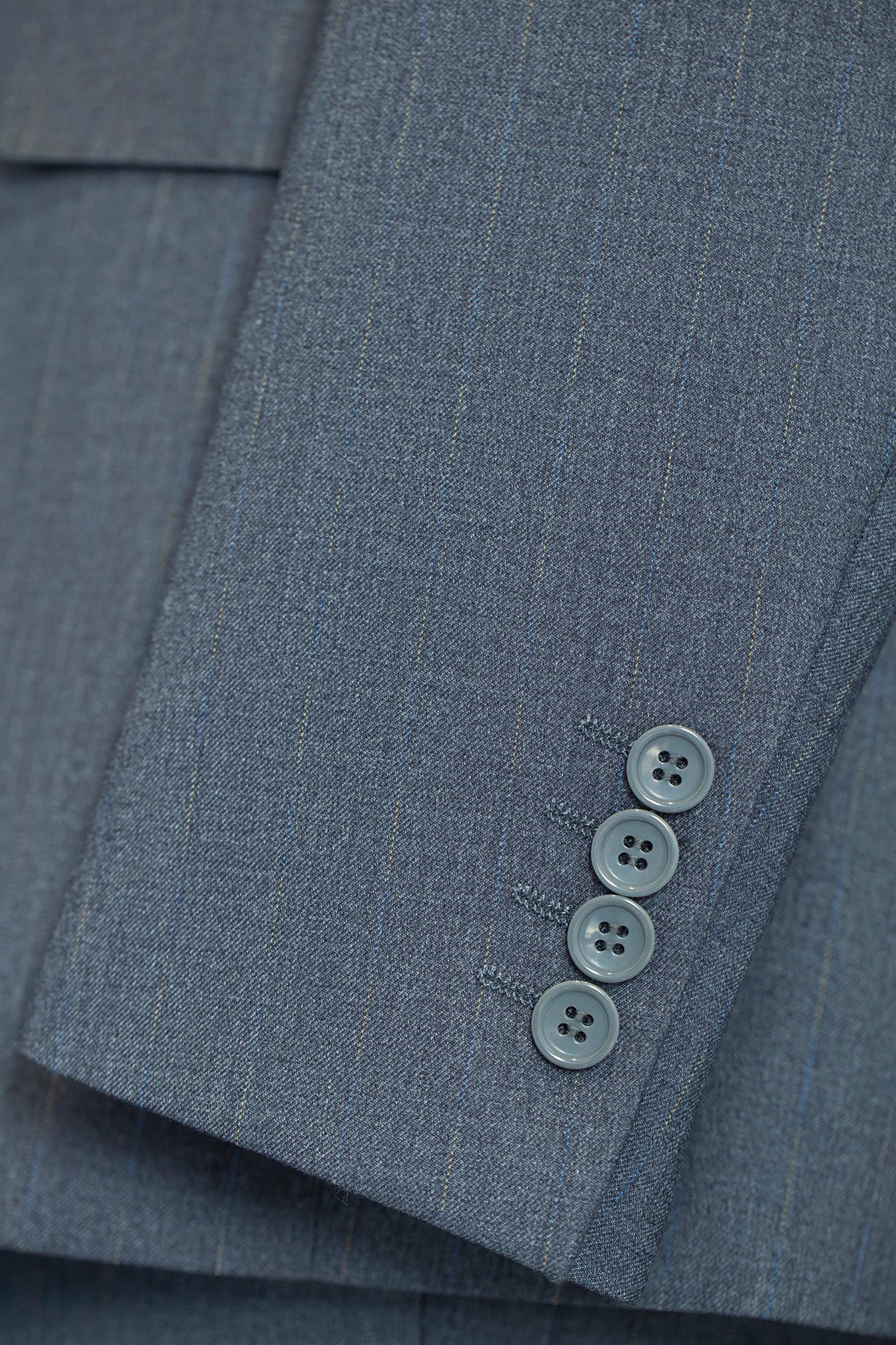 Traje de Tres Piezas en Lana Gris con Rayas Sútil para Novios y Negocios