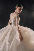 Glamouröses Ballkleid mit Illusion-Ausschnitt, Perlen- und Spitzenbesatz, Fransen und Rüschenschleppe – Hochzeitskleid E-307