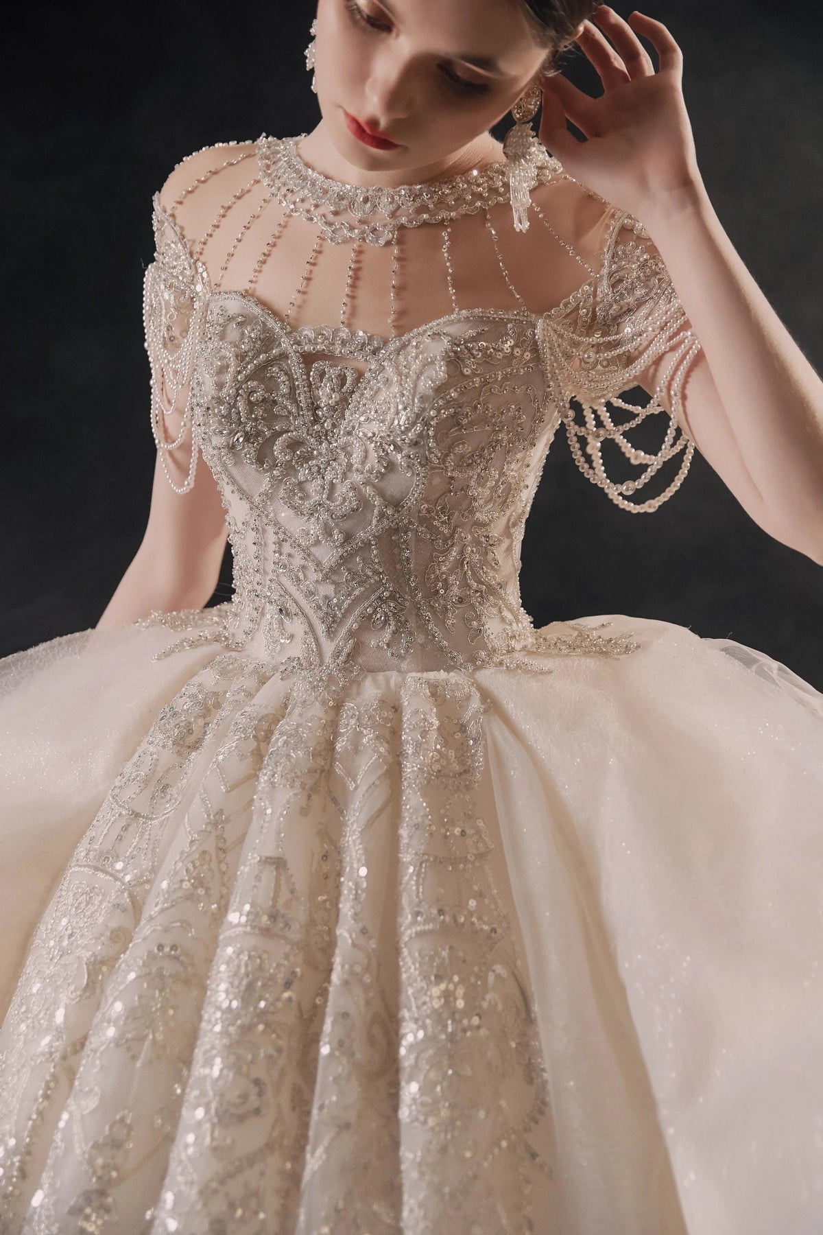 Glamouröses Ballkleid mit Illusion-Ausschnitt, Perlen- und Spitzenbesatz, Fransen und Rüschenschleppe – Hochzeitskleid E-307