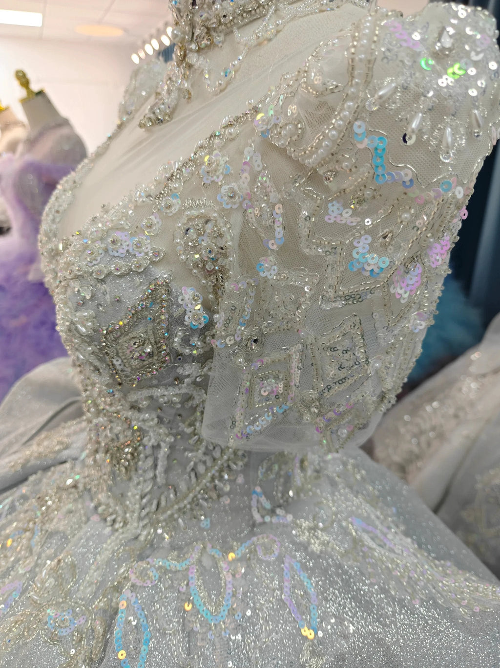 Robe de bal argentée à manches courtes, bustier irisé orné de perles et jupe à volants sculpturaux