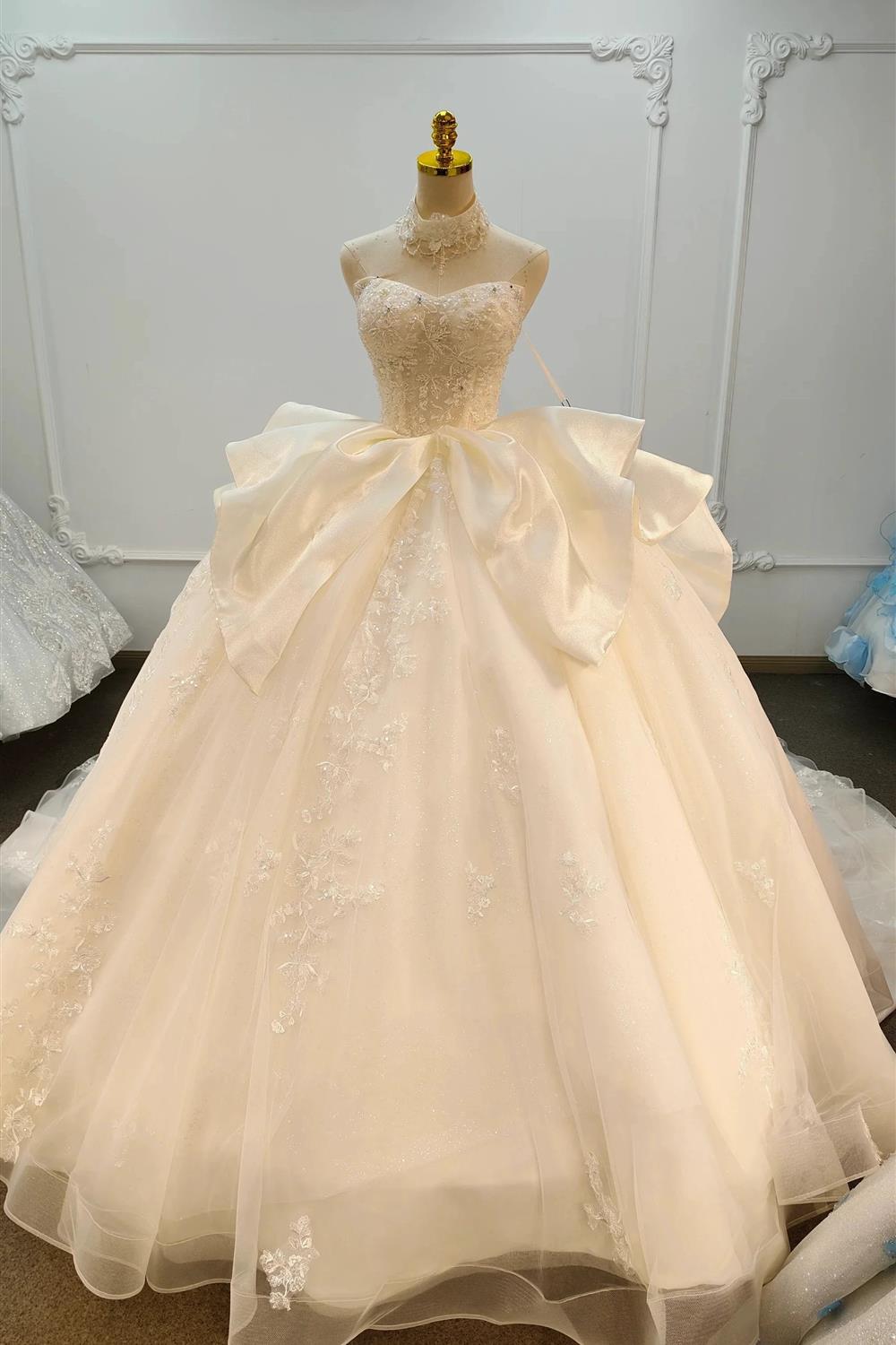 Vestido de fiesta sin tirantes de encaje marfil con cuello gargantilla y falda con lazo