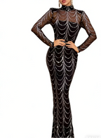 Vestido de noche estilo sirena con cuello alto, malla y mangas largas, con lentejuelas plateadas y negras