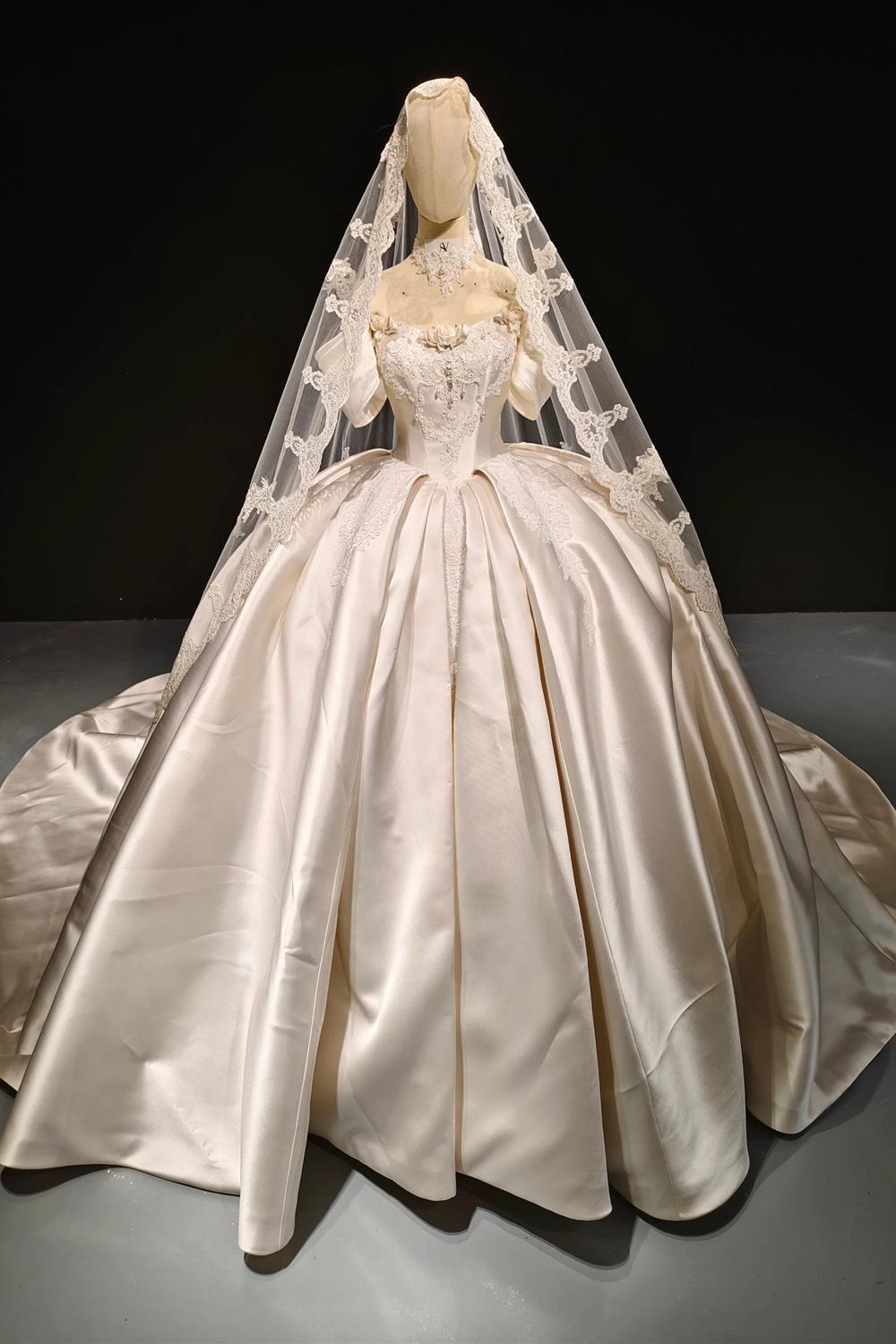 Véu de Renda de Cetim Vestido de Baile Real