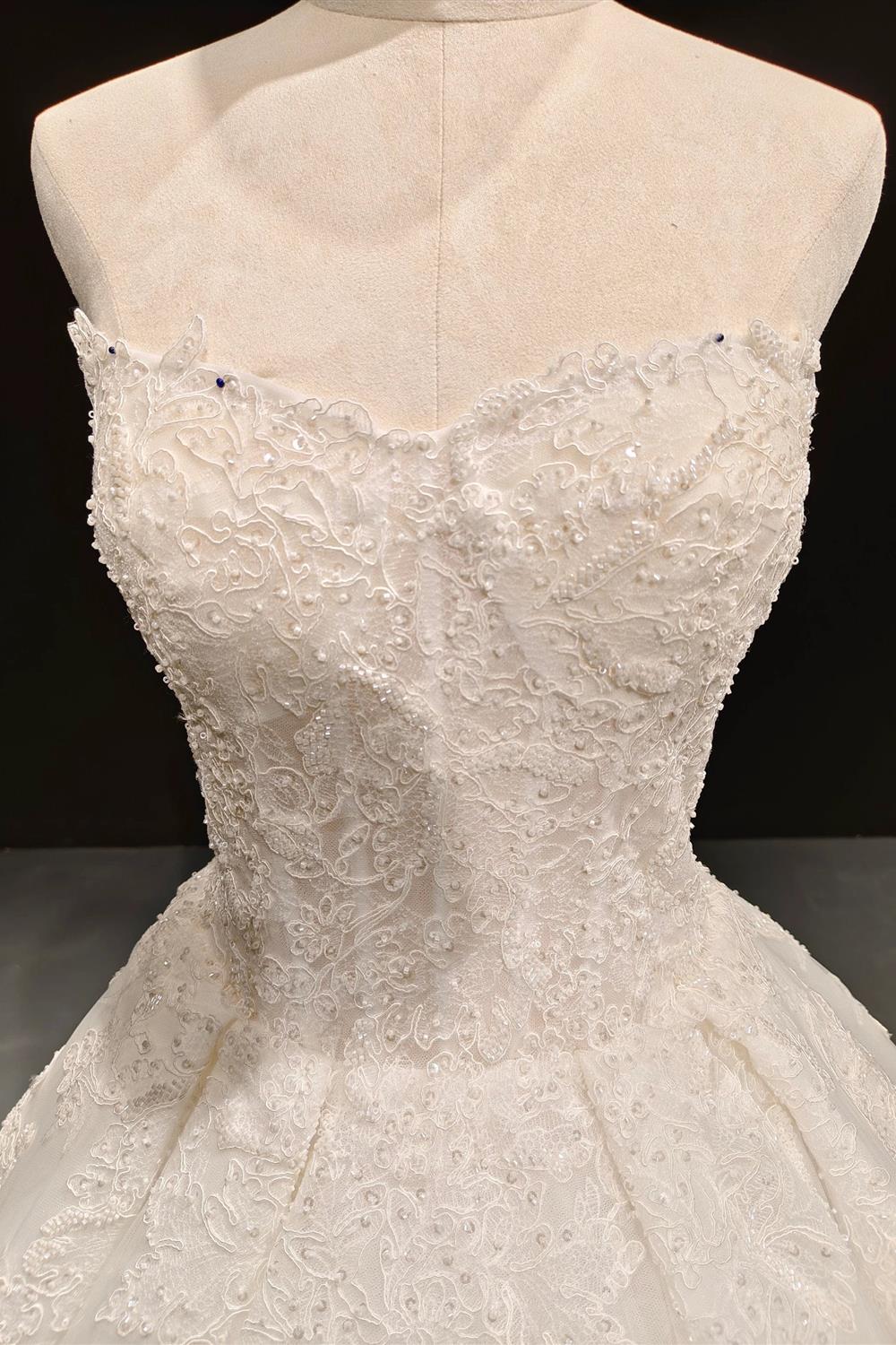 Vestido de fiesta sin tirantes con encaje y perlas
