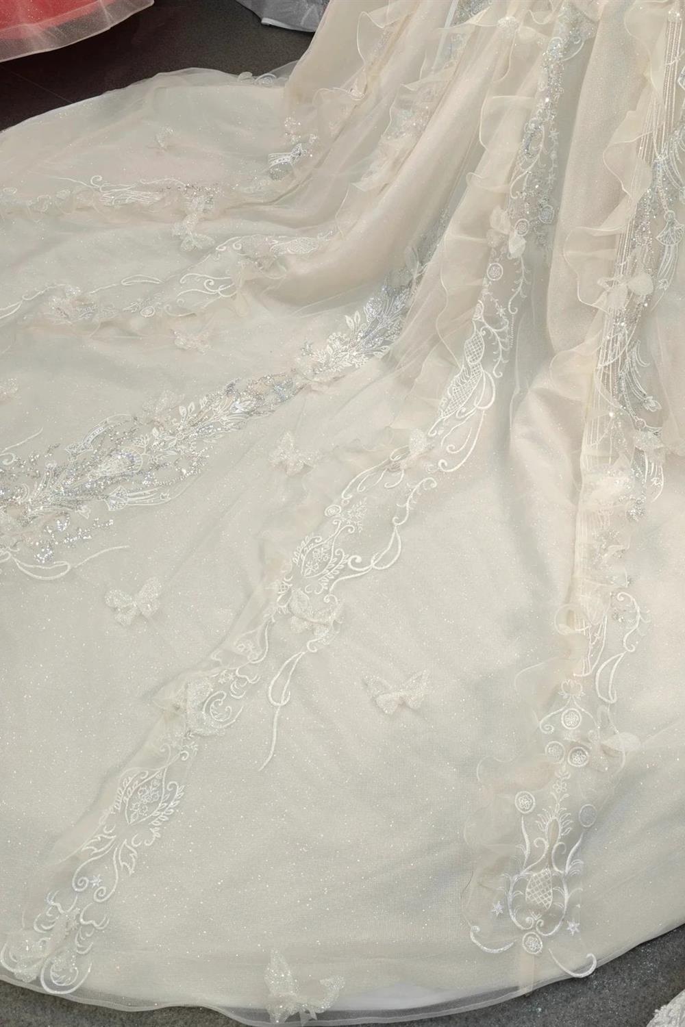 Vestido de Baile Creme com Brilho, Decote Ombro a Ombro, Saia Bordada com Cristais e Gola com Franjas