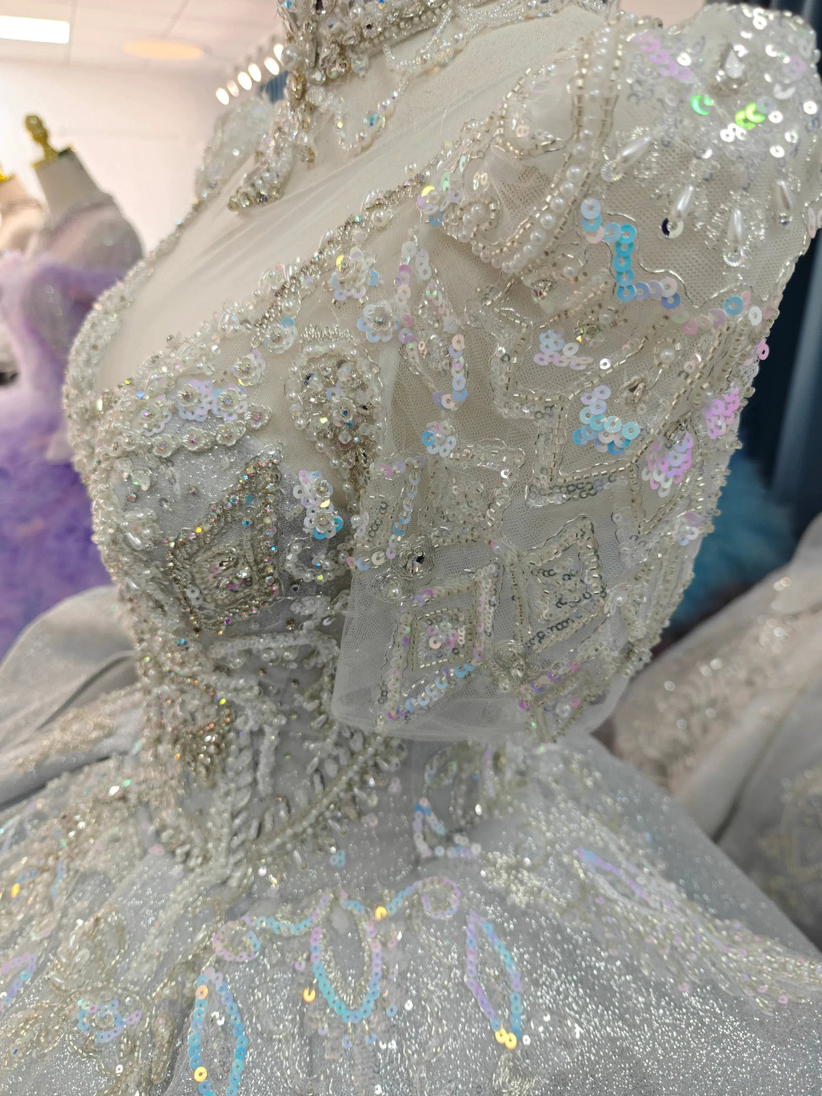 Robe de bal argentée à manches courtes, bustier irisé orné de perles et jupe à volants sculpturaux