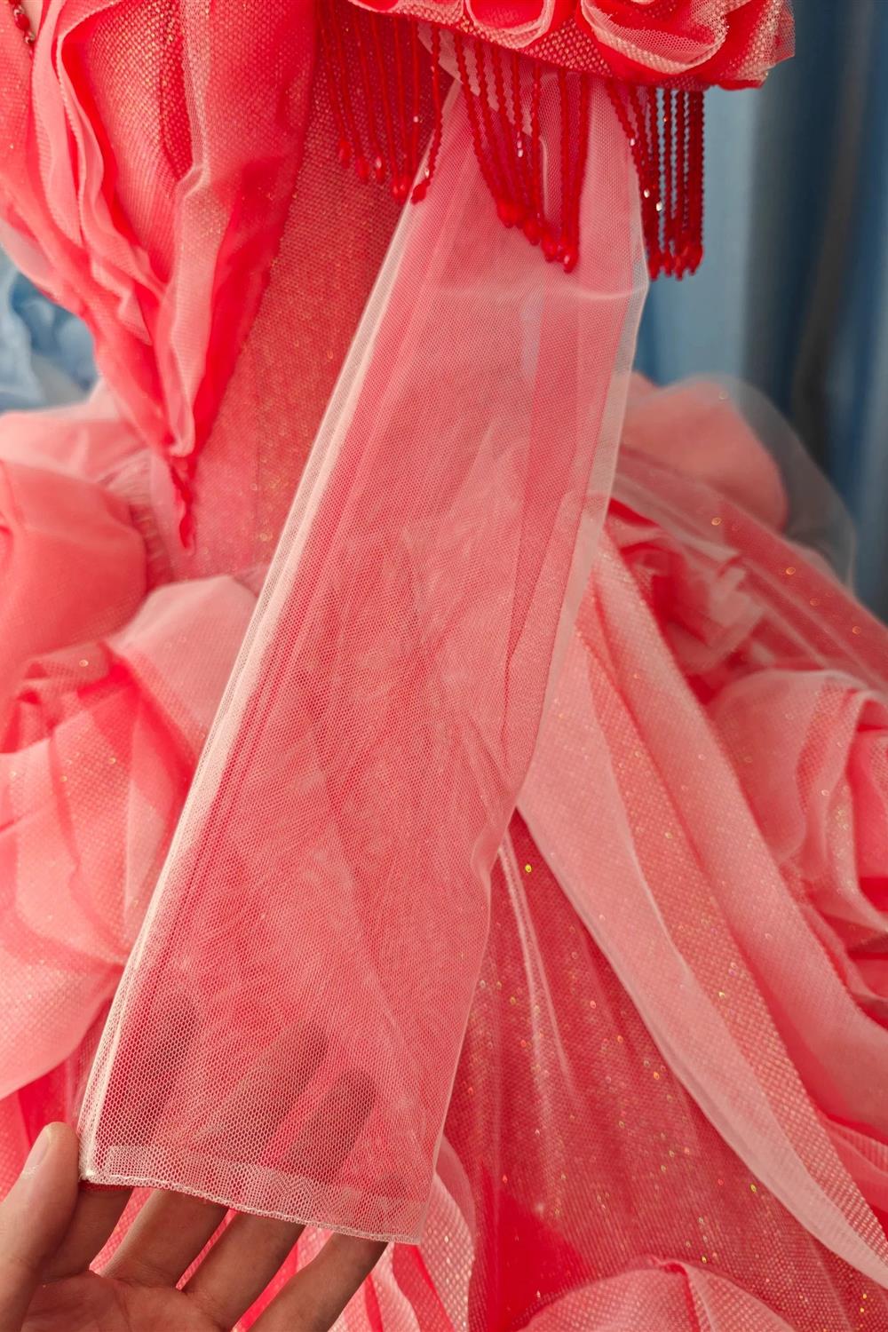 Abito da sposa a palloncino rosso corallo vivace con scollo a barca, applicazioni di rose tridimensionali e nappine di perline Ye-2036