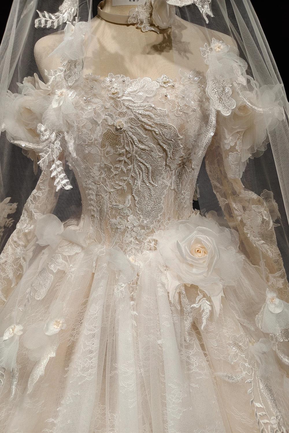 Vestido Véu de Nuvem com Renda e Flores
