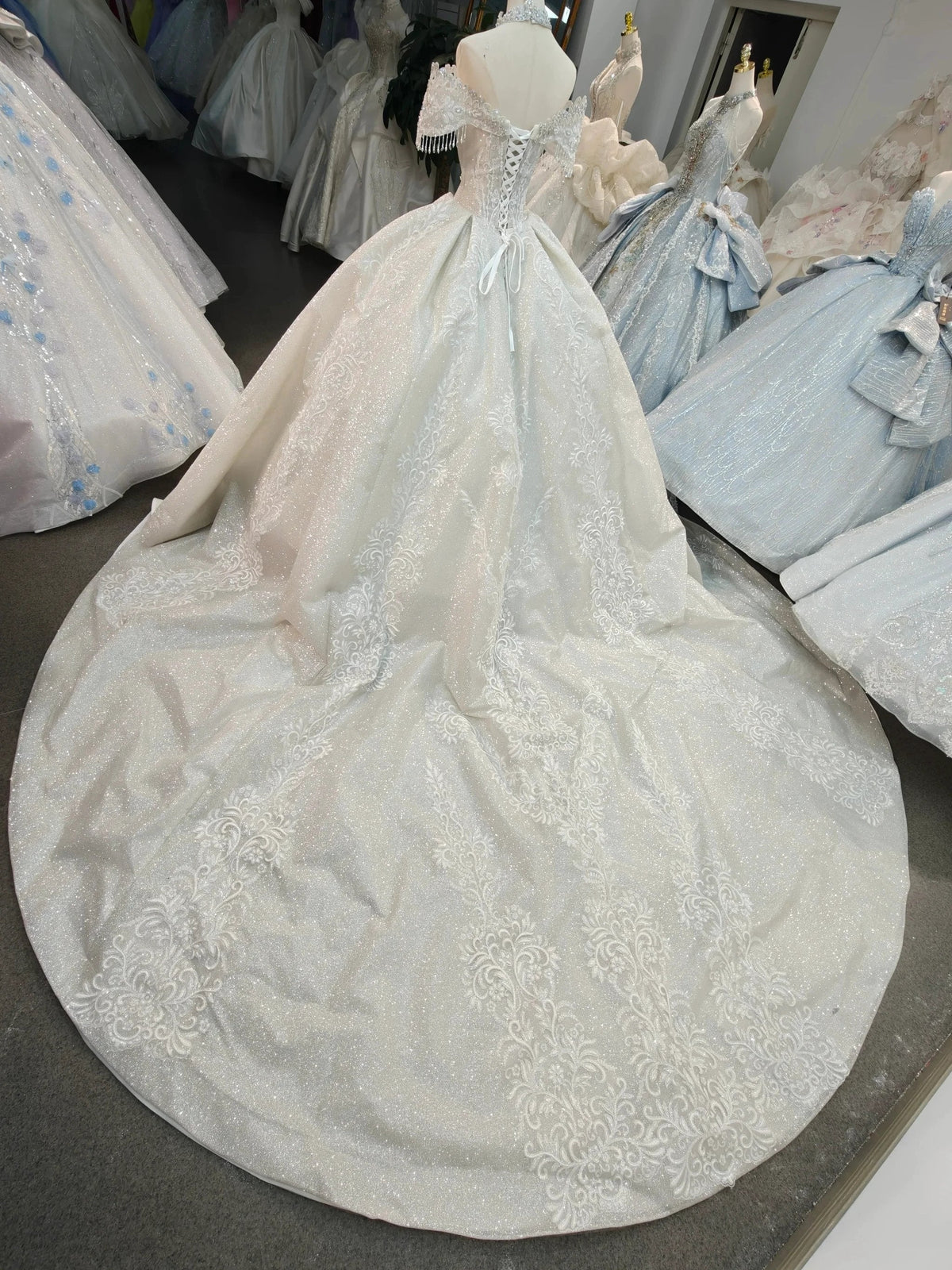 Vestido de Baile com Brilho Champagne, Ombros Descobertos, Busto com Franjas de Cristal e Cauda Bordada