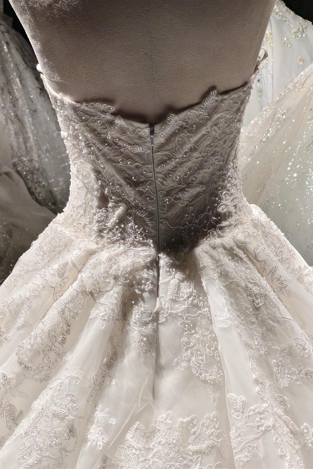 Vestido de fiesta sin tirantes con encaje y perlas