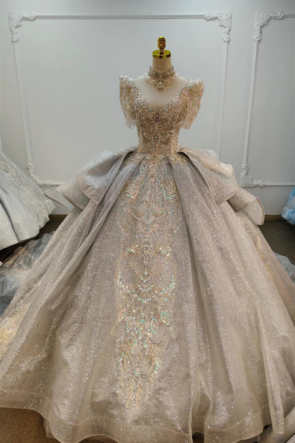 Robe de bal argentée à manches courtes, bustier irisé orné de perles et jupe à volants sculpturaux