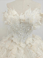 Vestido de Noiva Etéreo com Decote Ombro a Ombro, Saia Rodada, Aplicações Florais 3D, Contas de Pérola e Tule Brilhante Ye-2038