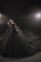 فستان سهرة أسود درامي بطوق عنق وهمي بأكمام منفوخة من الساتان مزين بالدانتيل المطرز مع ذيل كبير الحجم E-305