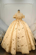 Abito da sposa celeste con scollo a barca, gonna ampia, ricami di stelle e luna e applicazioni floreali perline Ye-2040