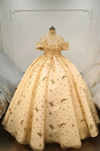 Abito da sposa celeste con scollo a barca, gonna ampia, ricami di stelle e luna e applicazioni floreali perline Ye-2040