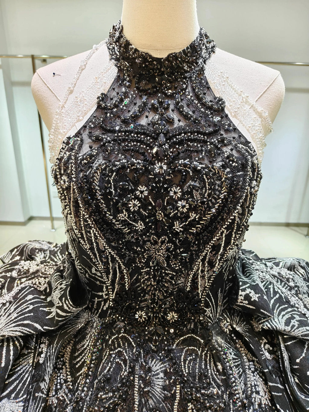 Vestido de Noiva Preto Dramático com Decote Halter, Saia Rodada, Bordado de Lantejoulas em Forma de Fogo de Artifício e Borlas com Contas Ye-2035