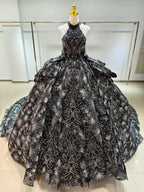 Vestido de Noiva Preto Dramático com Decote Halter, Saia Rodada, Bordado de Lantejoulas em Forma de Fogo de Artifício e Borlas com Contas Ye-2035