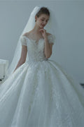 Vestido de novia etéreo con hombros descubiertos, ilusión de encaje, bordado de cuentas y cola catedral M-002