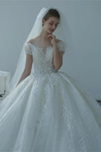 Vestido de novia etéreo con hombros descubiertos, ilusión de encaje, bordado de cuentas y cola catedral M-002