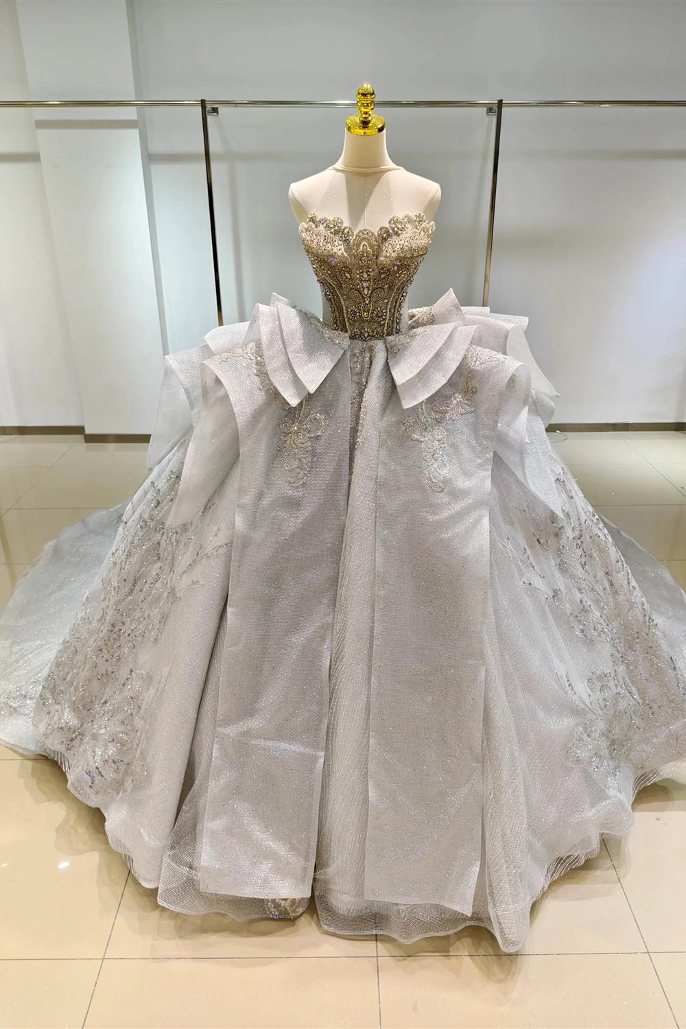 Vestido de gala sin tirantes Silver Haze: busto con cuentas doradas y cola con volantes