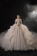 Glamouröses Ballkleid mit Illusion-Ausschnitt, Perlen- und Spitzenbesatz, Fransen und Rüschenschleppe – Hochzeitskleid E-307