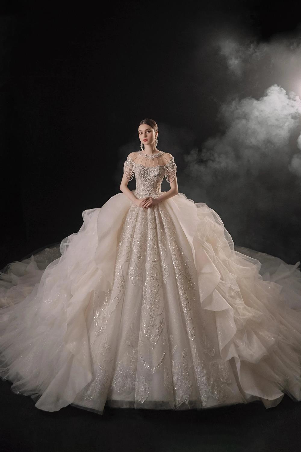 Glamouröses Ballkleid mit Illusion-Ausschnitt, Perlen- und Spitzenbesatz, Fransen und Rüschenschleppe – Hochzeitskleid E-307