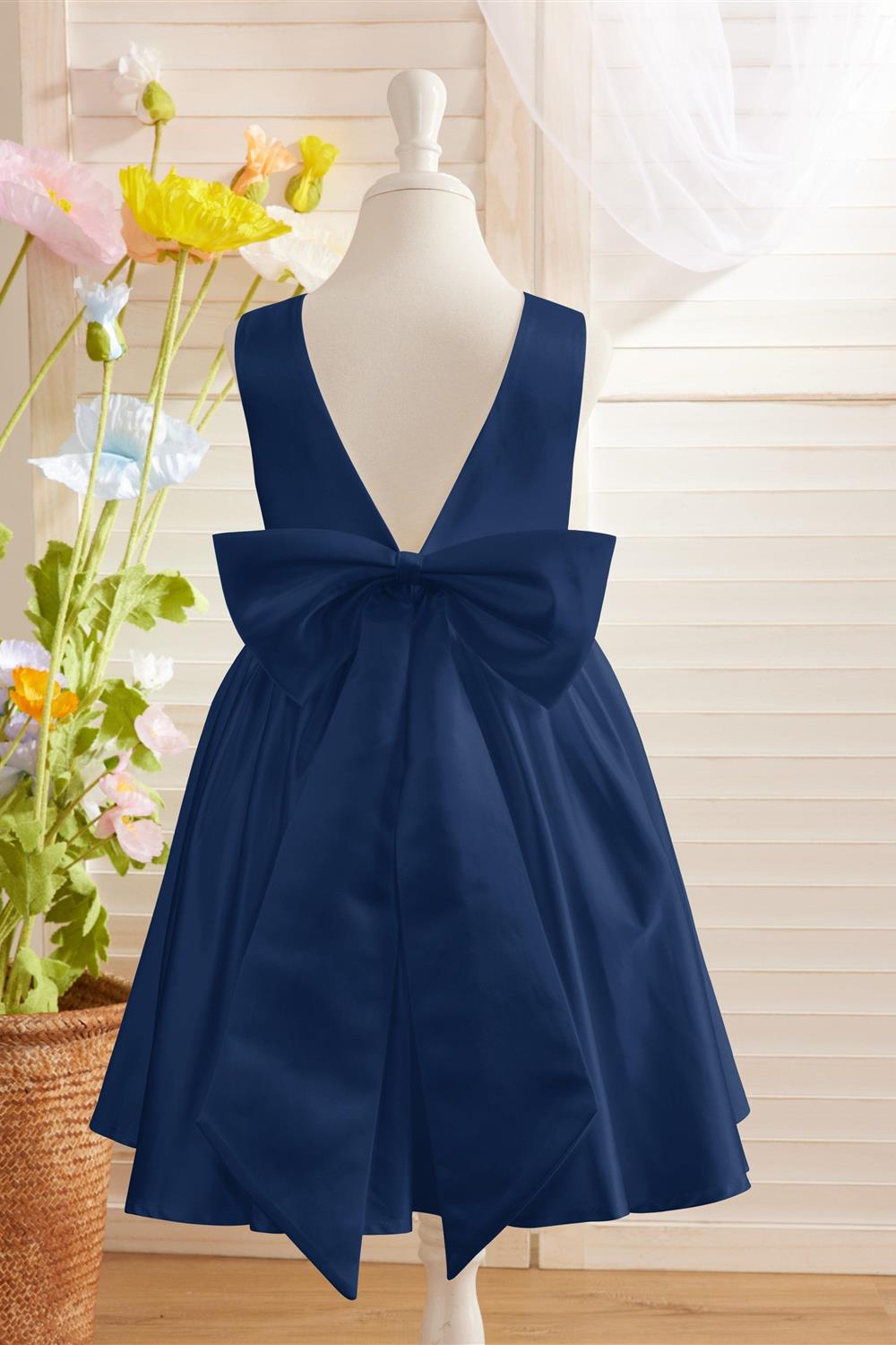 Elegant A-line Satin V-Back Bow Knee-length Flower Girl Dress