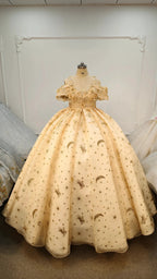Abito da sposa celeste con scollo a barca, gonna ampia, ricami di stelle e luna e applicazioni floreali perline Ye-2040