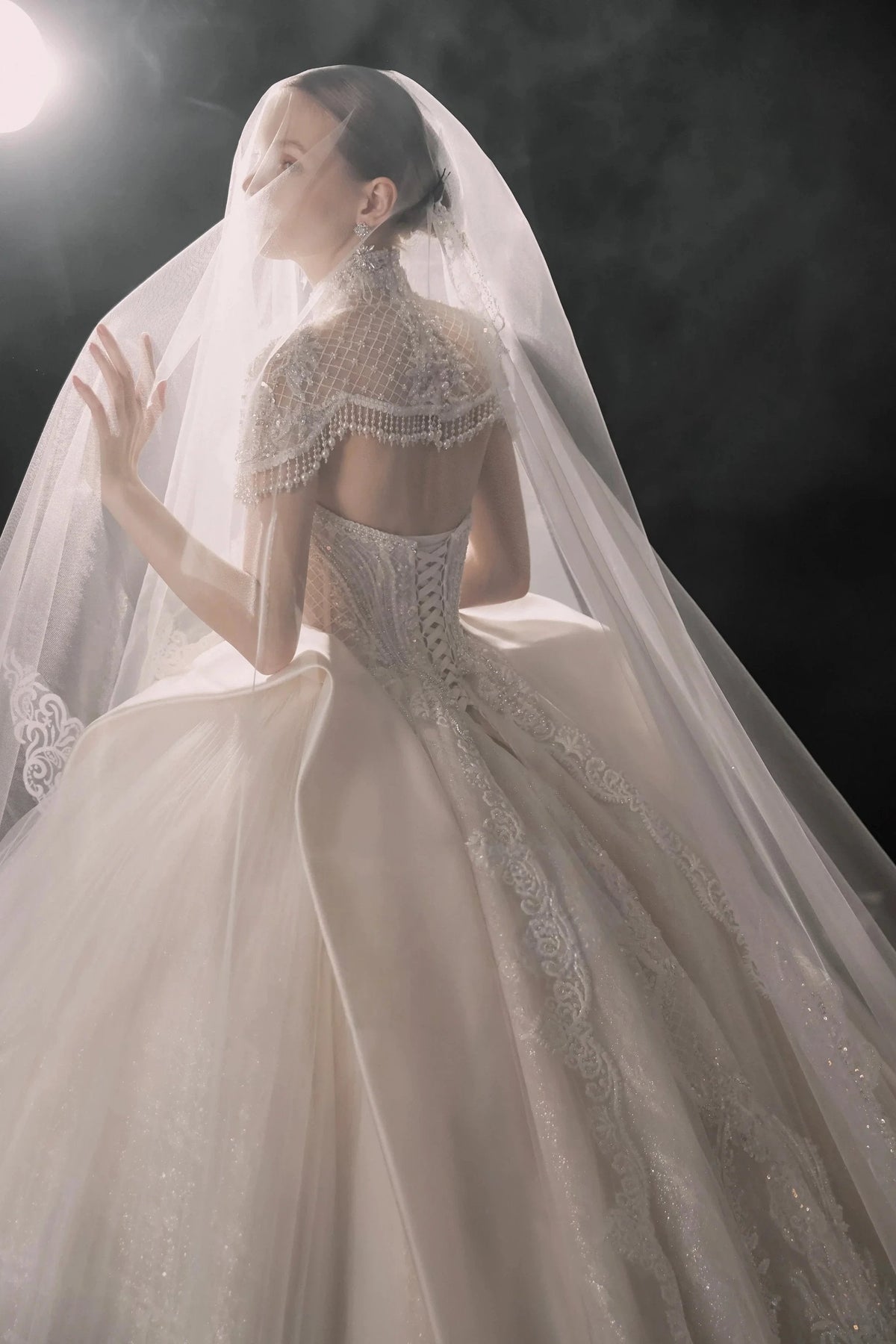 Robe de bal royale à col haut avec capelette en maille perlée, panneaux en satin, robe de mariée avec traîne brodée Q6005