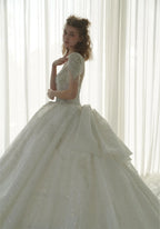 Vestido de Noiva Luminoso com Saia Rodada, Decote Ilusão, Tule, Bordado com Miçangas de Cristal e Cauda com Laço nas Costas Q-6023