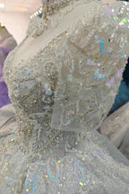 Robe de bal argentée à manches courtes, bustier irisé orné de perles et jupe à volants sculpturaux