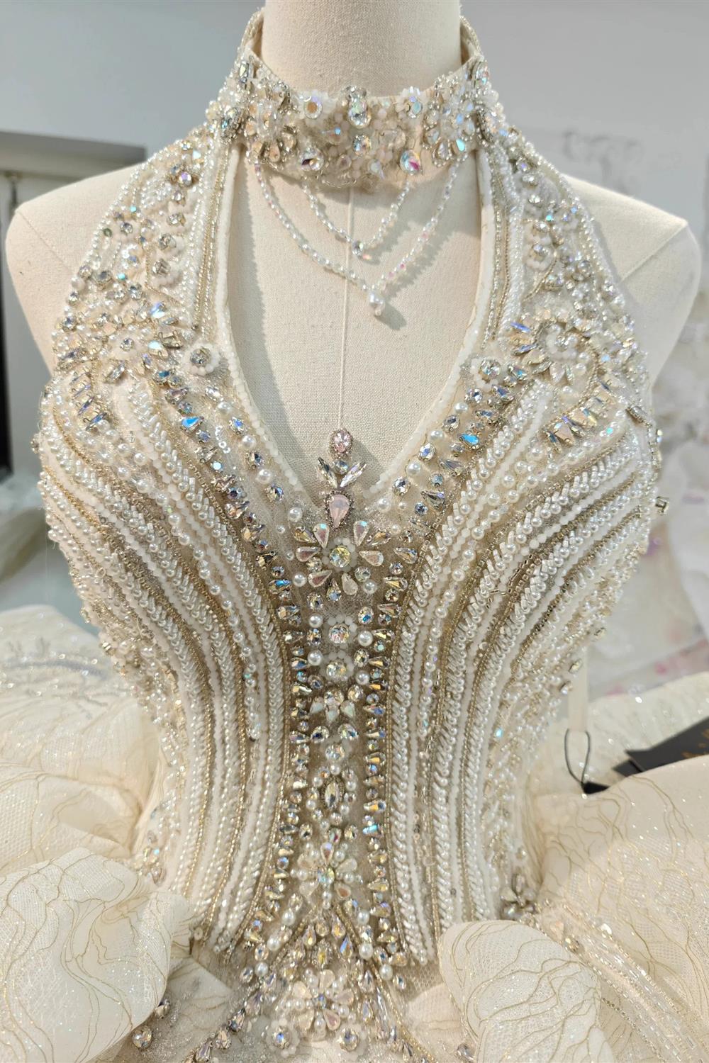 Vestido de Noiva Luxuoso com Decote Halter, Bordado de Pérolas e Cristais e Saia de Tule com Folhos Ye-2034