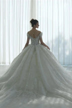 Vestido de novia etéreo con hombros descubiertos, ilusión de encaje, bordado de cuentas y cola catedral M-002