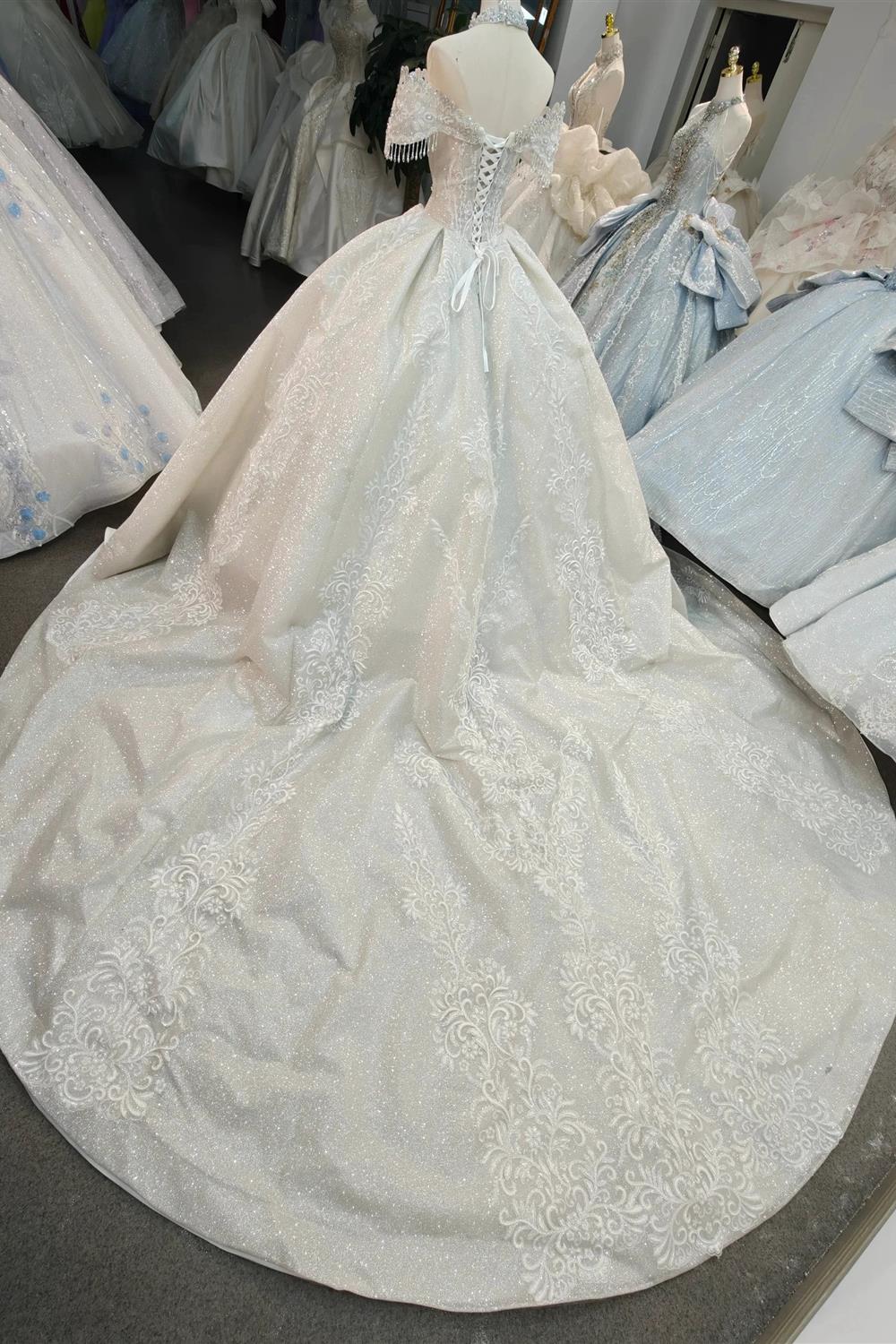 Vestido de Baile com Brilho Champagne, Ombros Descobertos, Busto com Franjas de Cristal e Cauda Bordada