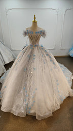 Robe de mariée éthérée à épaules dénudées, jupon bouffant avec tulle à paillettes, fleurs pastel en relief 3D et accents de plumes Ye-2028