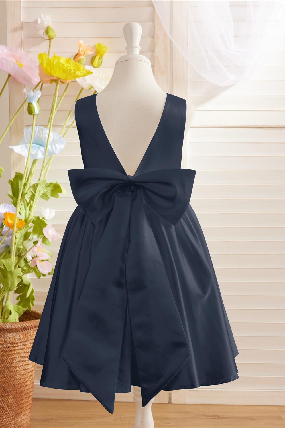 Elegant A-line Satin V-Back Bow Knee-length Flower Girl Dress