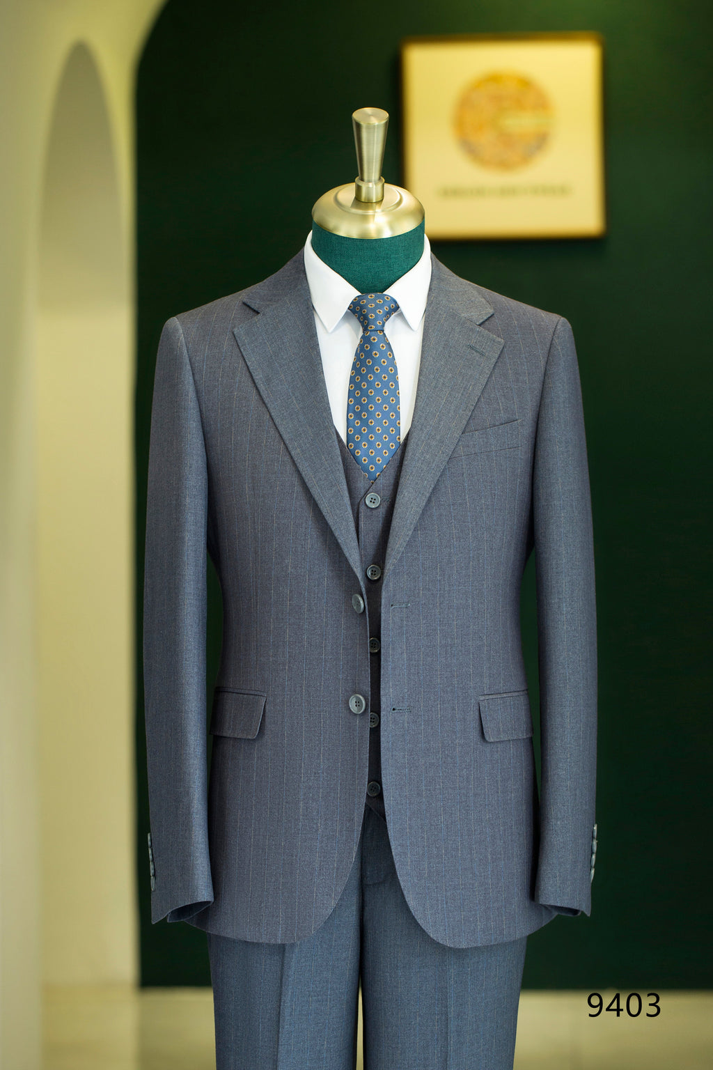 Traje de Tres Piezas en Lana Gris con Rayas Sútil para Novios y Negocios