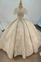 Vestido de Baile com Brilho Champagne, Ombros Descobertos, Busto com Franjas de Cristal e Cauda Bordada