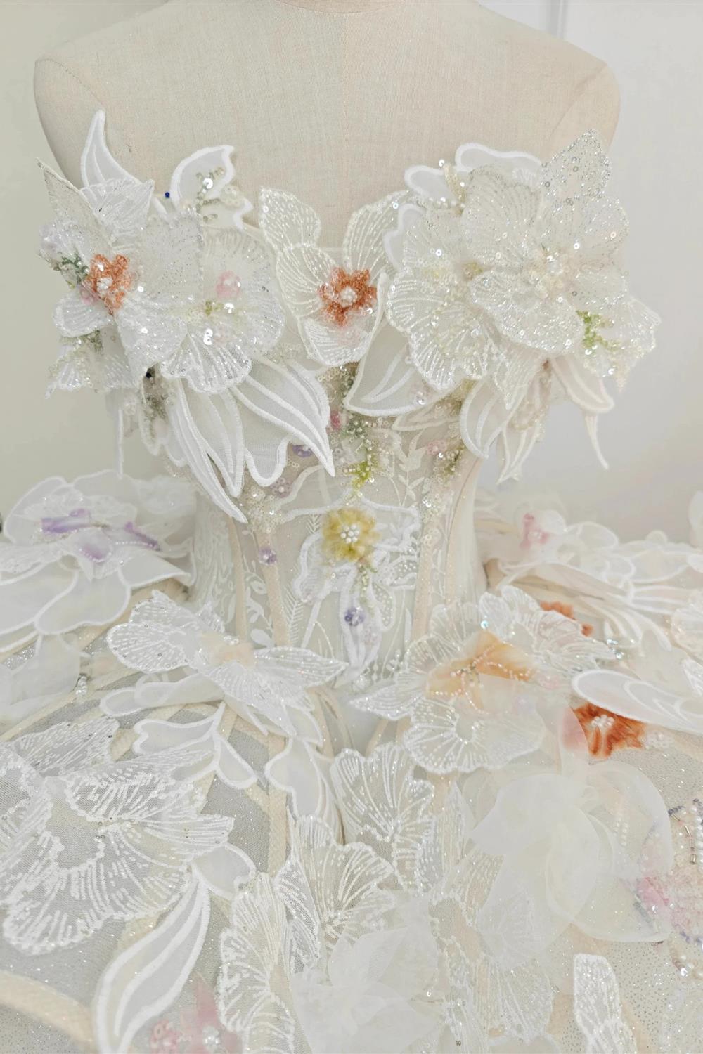 Ätherisches Brautkleid im Ballkleid-Stil mit Herzausschnitt, 3D-Blumenapplikationen, Paillettentüll und Korsettschnürung am Rücken (Ye-2037)