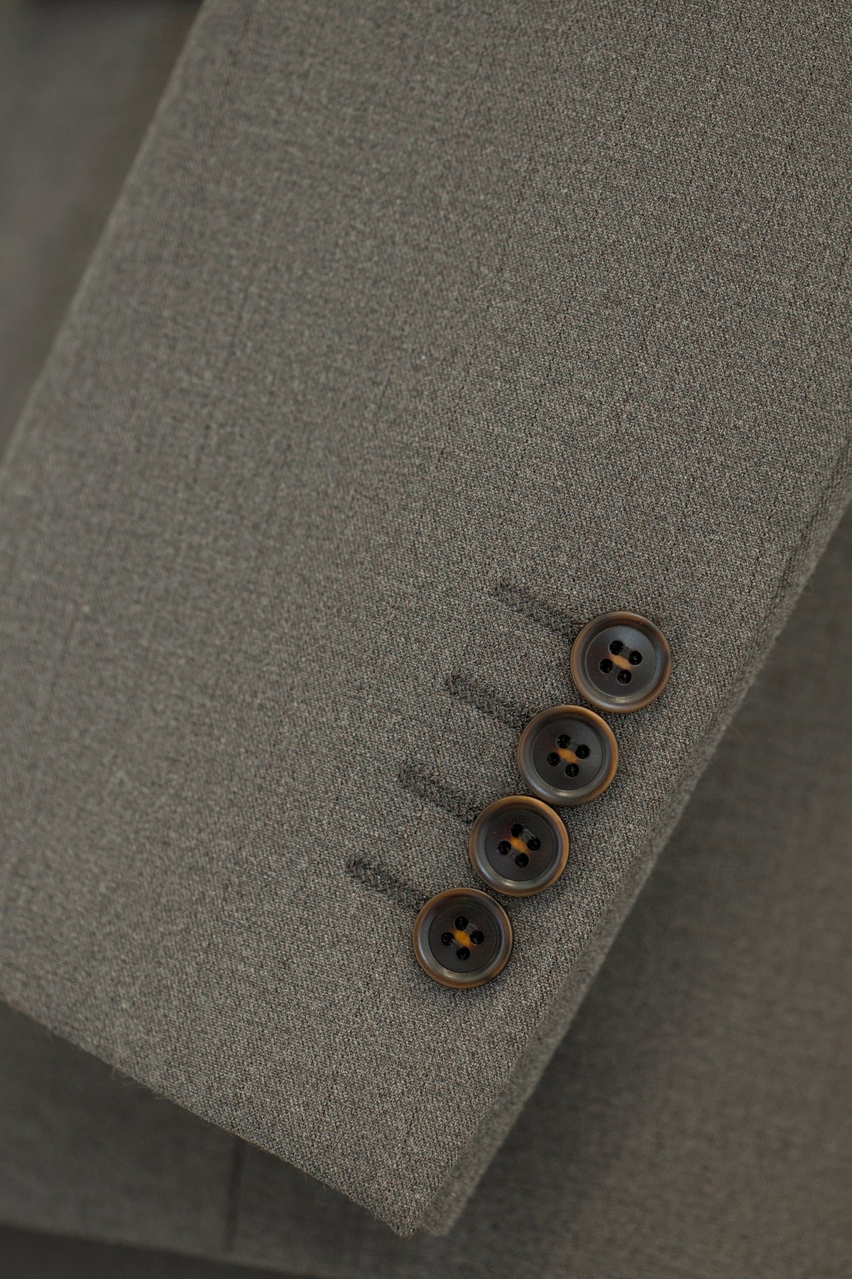 Traje de Tres Piezas en Lana Color Gris Taupe Sólido para Novio y Negocios