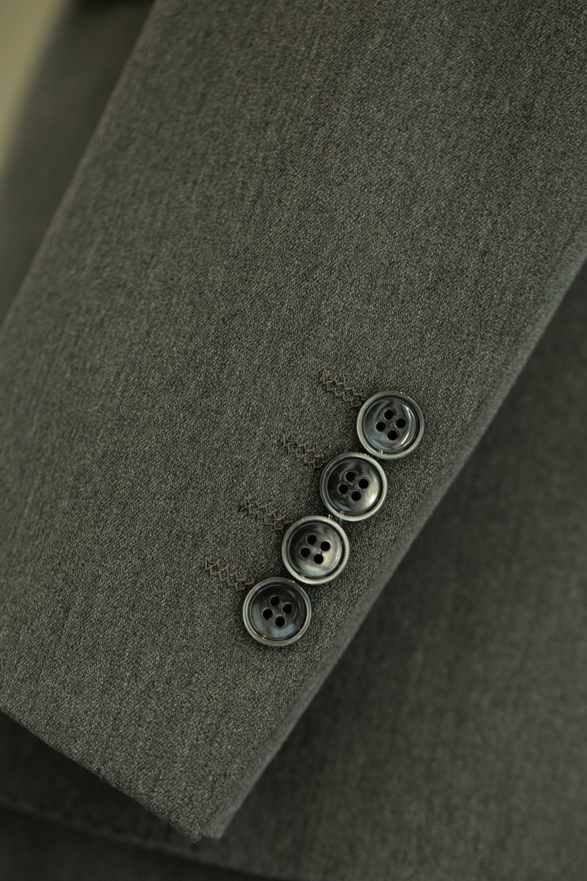 Traje de boda de tres piezas en lana gris carbón de doble botonadura para el novio y los padrinos