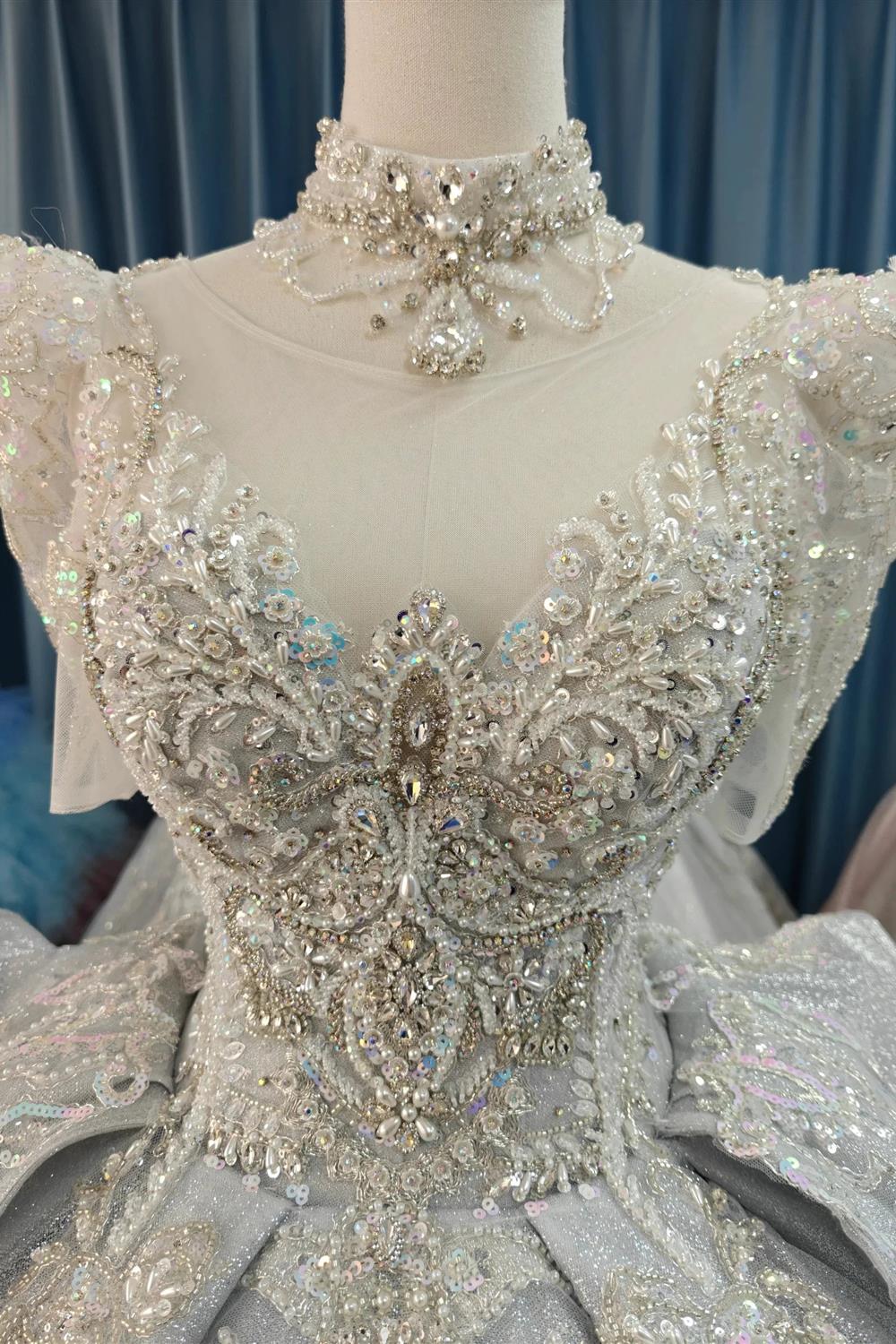 Robe de bal argentée à manches courtes, bustier irisé orné de perles et jupe à volants sculpturaux
